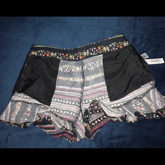 LOFT Floral Riviera Ruffled Hem Shorts - Picture 5 of 8